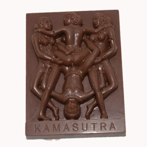 Kamasutra Schokoladenfigur mit vier Frauen und einer liegenden Frau in der Mitte.