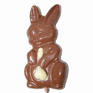 Schokoladenhase aus Milchschokolade mit weißer Schokolade im Bauch.