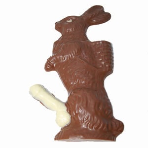 Schokoladenhase mit weißer Schokoladentaille.